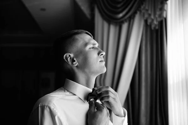 Young Stylish Groom Wears Morning His Wedding Day — Stock Photo, Image