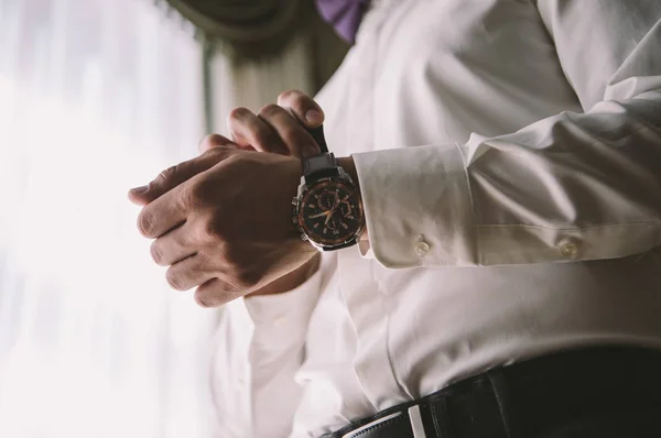 Joven Elegante Novio Lleva Mañana Boda Día —  Fotos de Stock