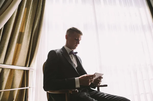 Novio Elegante Mañana Joven Rubio Una Chaqueta Gris Leyendo Una —  Fotos de Stock