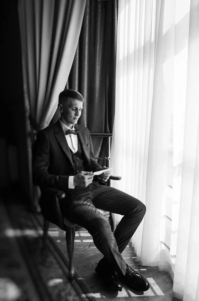 Morning Stylish Groom Young Guy Blond Gray Jacket Reading Letter — Stock Photo, Image