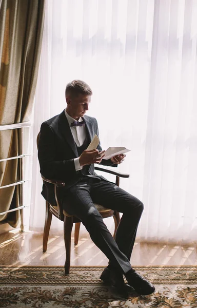 Morning Stylish Groom Young Guy Blond Gray Jacket Reading Letter — Stock Photo, Image