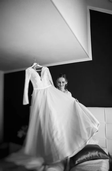 Matin Doux Jeune Mariée Hôtel Elle Considère Robe Mariée Danser — Photo