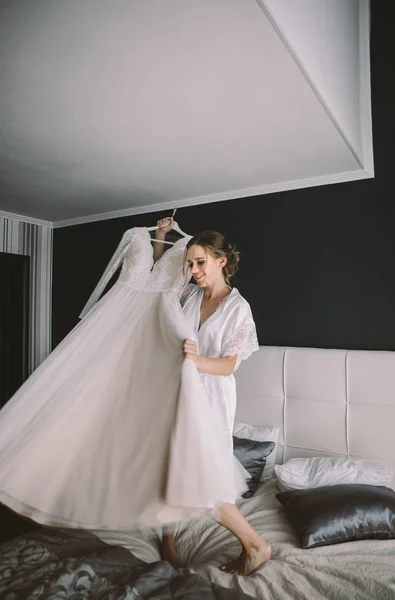 Ніжний Ранок Молодої Нареченої Готелі Вона Розглядає Весільну Сукню Танцює — стокове фото