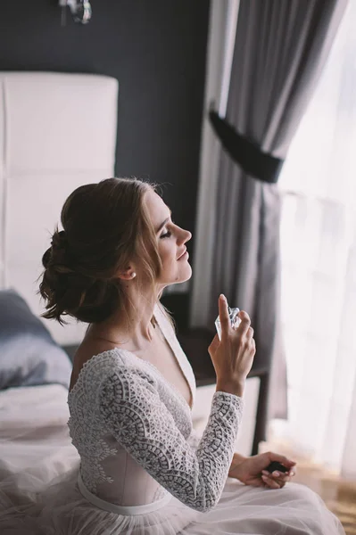 Zachte Ochtend Van Jonge Bruid Het Hotel Zet Parfum — Stockfoto