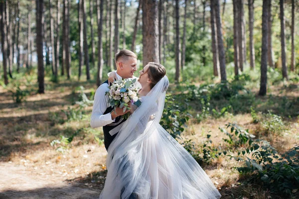 Par Elegante Terno Amor Noiva Noivo Seu Dia Casamento Passeio — Fotografia de Stock