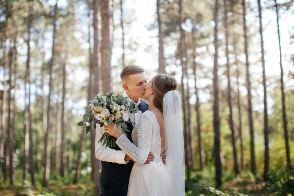 Par Elegante Terno Amor Noiva Noivo Seu Dia Casamento Passeio — Fotografia de Stock