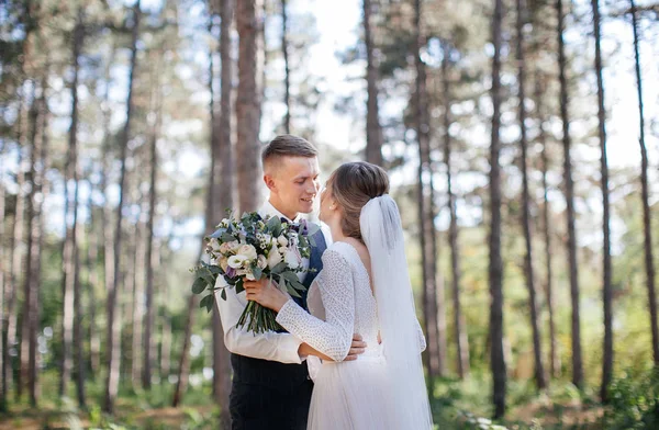 Par Elegante Terno Amor Noiva Noivo Seu Dia Casamento Passeio — Fotografia de Stock