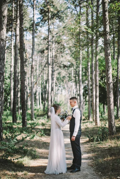 时尚和温柔的夫妇在爱 新娘和新郎 在他们的婚礼当天在树林里散步 笑和拥抱 — 图库照片