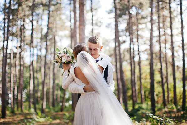 Par Elegante Terno Amor Noiva Noivo Seu Dia Casamento Passeio — Fotografia de Stock