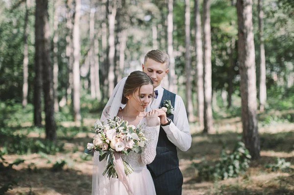 Par Elegante Terno Amor Noiva Noivo Seu Dia Casamento Passeio — Fotografia de Stock