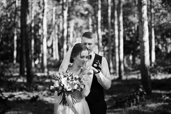 Par Elegante Terno Amor Noiva Noivo Seu Dia Casamento Passeio — Fotografia de Stock