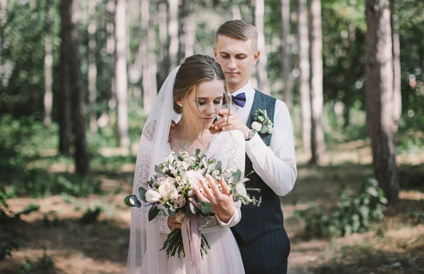 Par Elegante Terno Amor Noiva Noivo Seu Dia Casamento Passeio — Fotografia de Stock