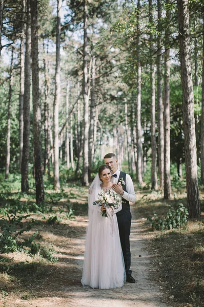 Par Elegante Terno Amor Noiva Noivo Seu Dia Casamento Passeio — Fotografia de Stock