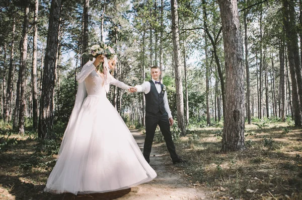 Par Elegante Terno Amor Noiva Noivo Seu Dia Casamento Passeio — Fotografia de Stock