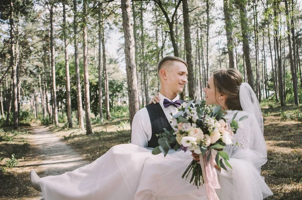 Par Elegante Terno Amor Noiva Noivo Seu Dia Casamento Passeio — Fotografia de Stock