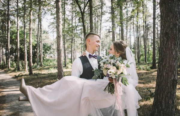 Par Elegante Terno Amor Noiva Noivo Seu Dia Casamento Passeio — Fotografia de Stock