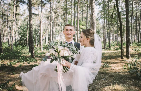 Pareja Elegante Tierna Amor Novia Novio Día Boda Paseo Por —  Fotos de Stock