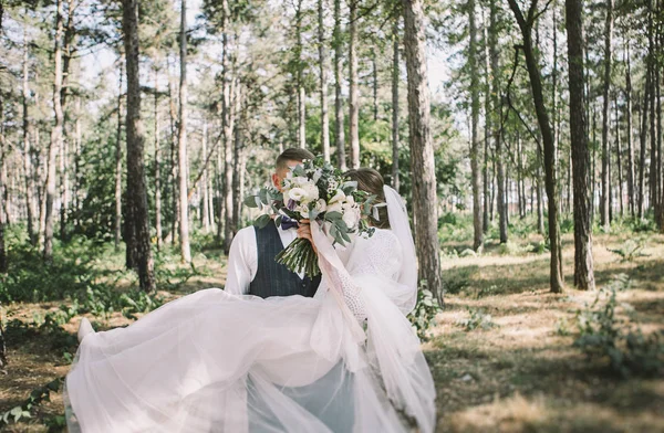 Stijlvolle Tedere Paar Liefde Bruid Bruidegom Hun Trouwdag Een Wandeling — Stockfoto