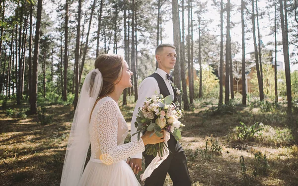 Par Elegante Terno Amor Noiva Noivo Seu Dia Casamento Passeio — Fotografia de Stock