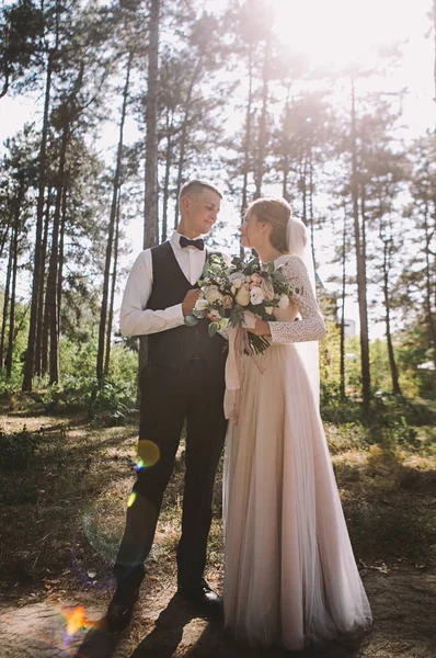 사랑에 세련되고 부드러운 신부와 숲에서 산책에 자신의 결혼식 — 스톡 사진