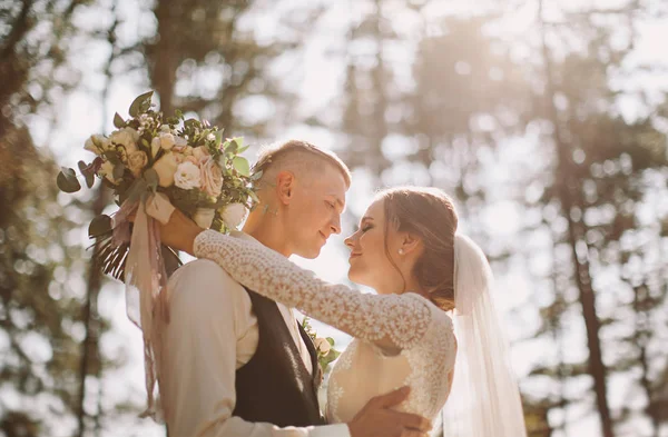 Aşık Şık Ihale Çift Gelin Damat Ormanda Bir Yürüyüş Onların — Stok fotoğraf