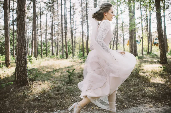 Jovem Noiva Concurso Corre Feliz Através Floresta Dia Casamento — Fotografia de Stock