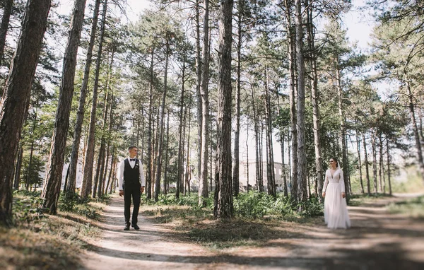 Par Elegante Terno Amor Noiva Noivo Seu Dia Casamento Passeio — Fotografia de Stock