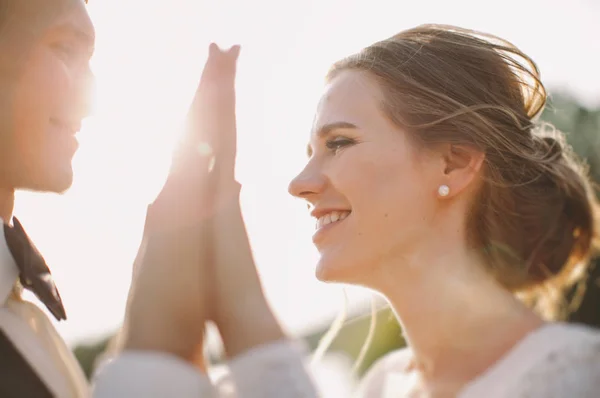 Par Elegante Terno Amor Noiva Noivo Seu Dia Casamento Passeio — Fotografia de Stock