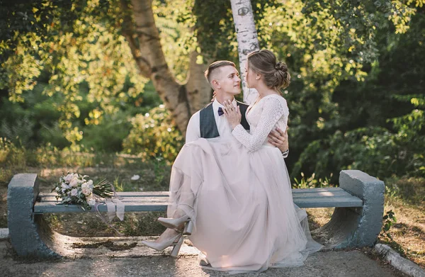 Stijlvolle Tedere Paar Liefde Bruid Bruidegom Hun Trouwdag Een Wandeling — Stockfoto