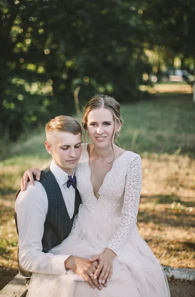 Stijlvolle Tedere Paar Liefde Bruid Bruidegom Hun Trouwdag Een Wandeling — Stockfoto