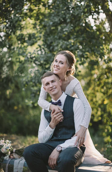 Pareja Elegante Tierna Amor Novia Novio Día Boda Paseo Por — Foto de Stock