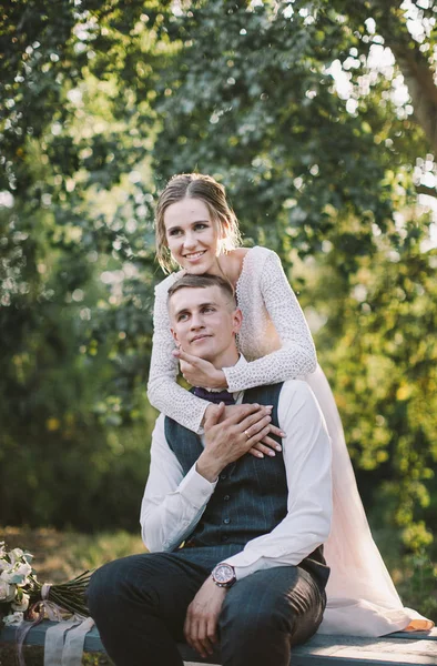 愛のスタイリッシュで柔らかいカップル 新郎新婦 森の中を散歩に彼らの結婚式の日に 笑いと抱擁 — ストック写真
