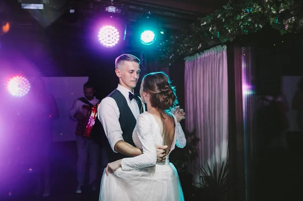 Casal Elegante Terno Amor Noiva Noivo Dançando Dia Casamento Rindo — Fotografia de Stock