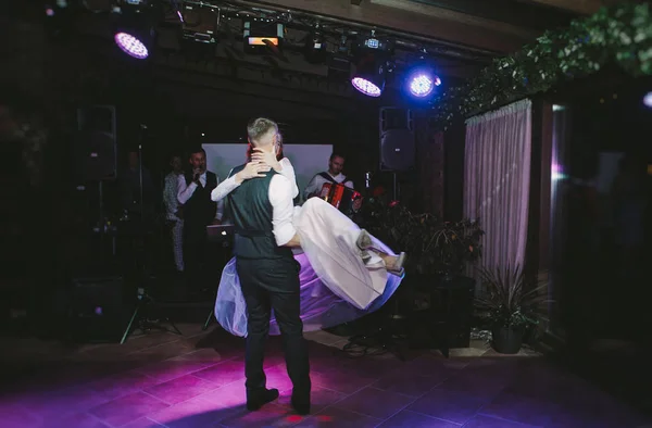 愛のスタイリッシュで柔らかいカップル 新郎新婦 彼らの結婚式の日に踊り 笑いと抱擁 — ストック写真