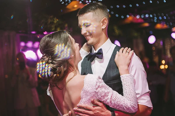 Casal Elegante Terno Amor Noiva Noivo Dançando Dia Casamento Rindo — Fotografia de Stock
