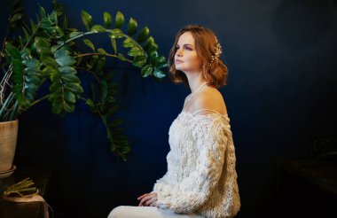 Duvarla poz veren genç güzel kadın