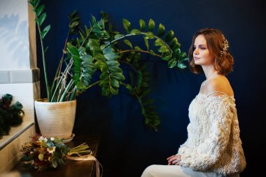 Duvarla poz veren genç güzel kadın