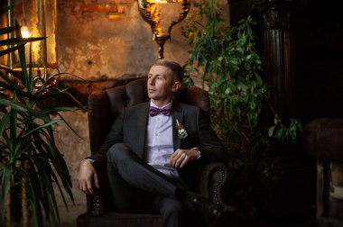 Yakışıklı genç adam, damat poz 