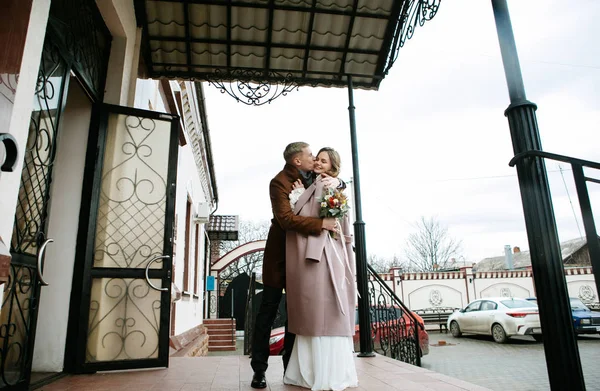 Jovem Casal Lindo Apaixonado Recém Casados — Fotografia de Stock