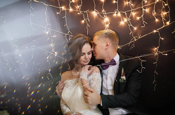Stílusos Tender Pár Szerelmes Vőlegény Menyasszony Esküvő Napján — Stock Fotó