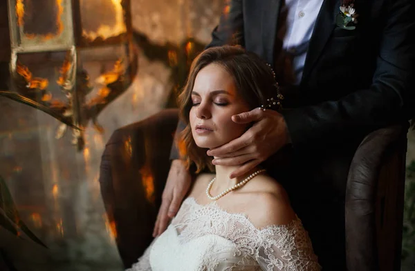 Chambre Touchant Jeune Mariée — Photo