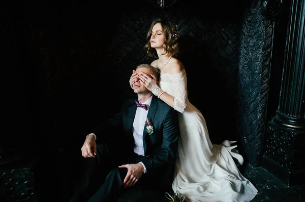 Casal Elegante Amor Noiva Fechando Olhos Noivo — Fotografia de Stock