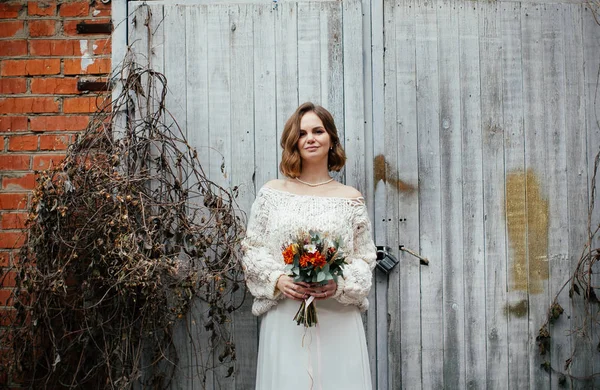 Ung Glad Brud Poserar Med Blommor — Stockfoto