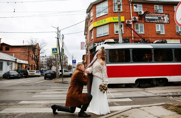 Joven Hermosa Pareja Enamorada Recién Casados —  Fotos de Stock