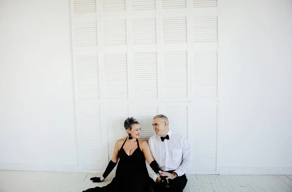 Hermosa Pareja Ancianos Posando Estudio —  Fotos de Stock