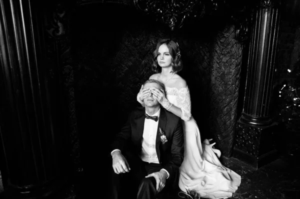 Stilvolles Zartes Verliebtes Paar Braut Schließt Bräutigam Die Augen — Stockfoto