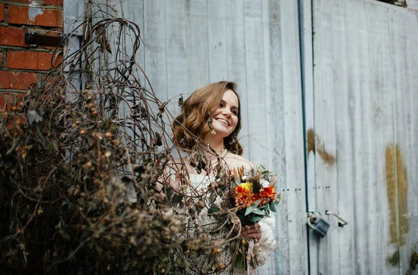 Jeune Mariée Heureuse Posant Avec Des Fleurs — Photo