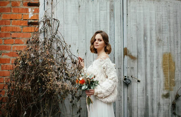 Ung Glad Brud Poserar Med Blommor — Stockfoto