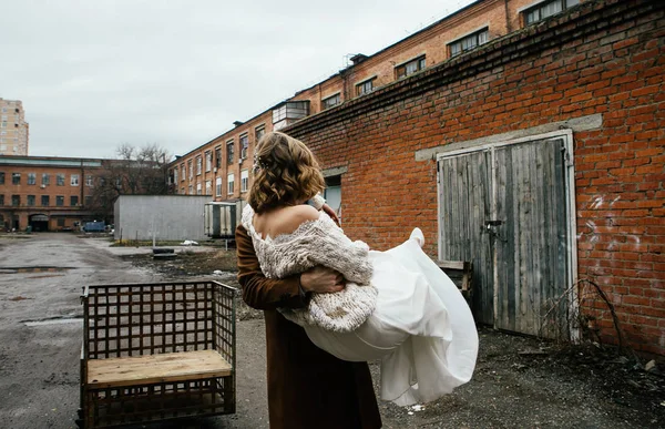 Bräutigam Hält Junge Braut Freien — Stockfoto