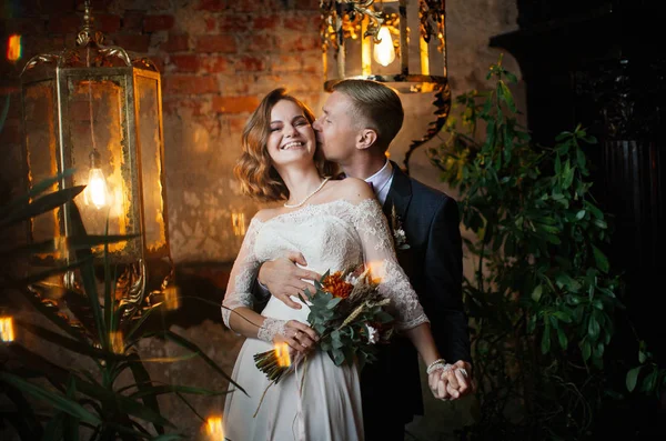 Jovem Casal Lindo Apaixonado Recém Casados — Fotografia de Stock